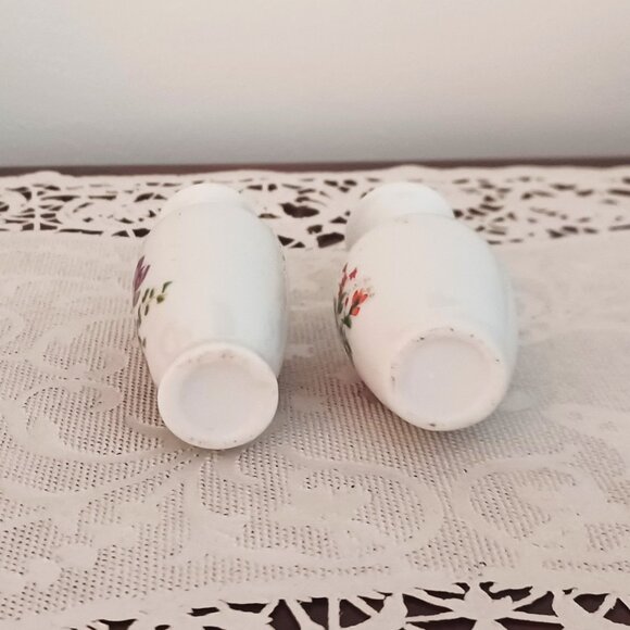 Two Vintage Miniature Bud Vases With Flower Design from Taiwan - Picture 5 of 6